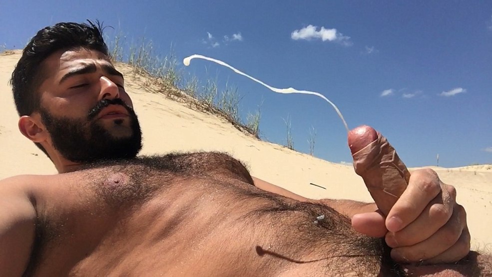 Hommes et femmes nus sur la plage