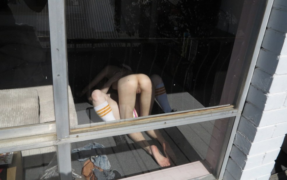 Voisin dans la fenêtre nue sans culotte