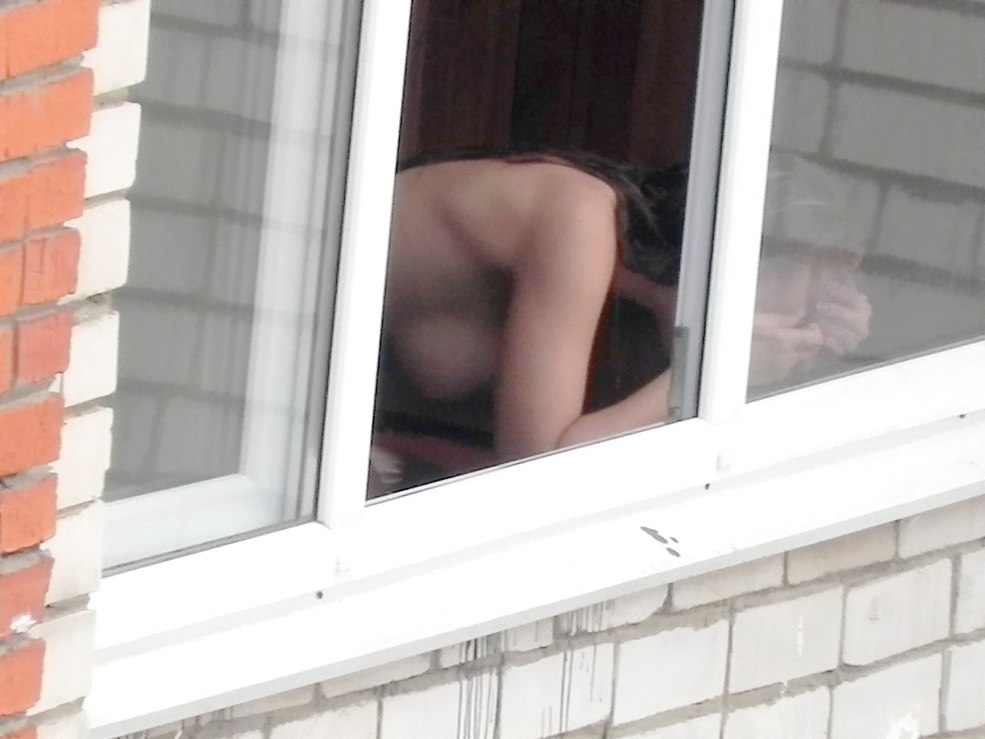 Fille nue sur le balcon