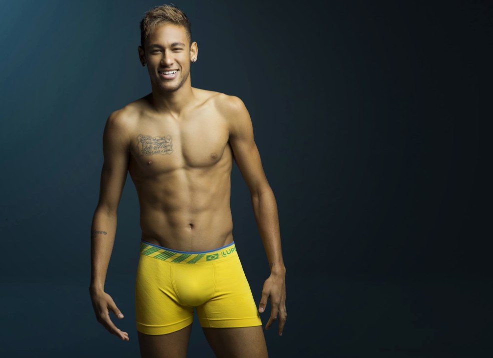 Neymar est un joueur de football. Nu