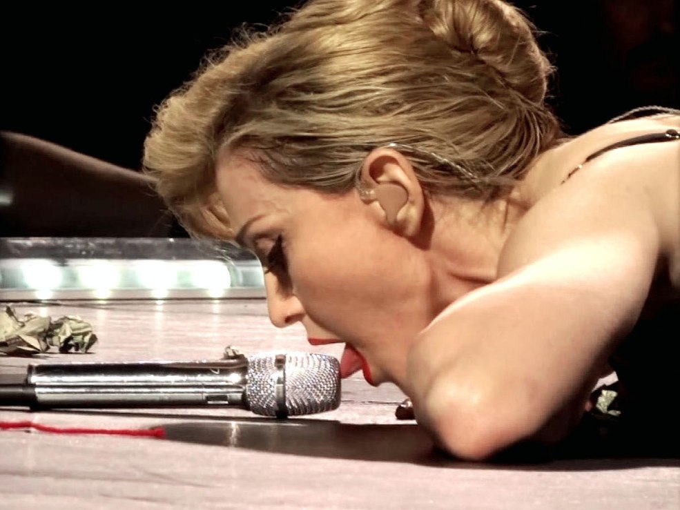 Les filles se déshabillent sur scène