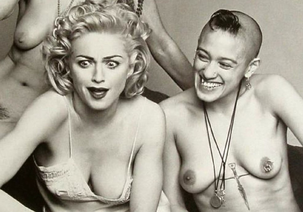 Chanteuse nue Madonna sur la plage