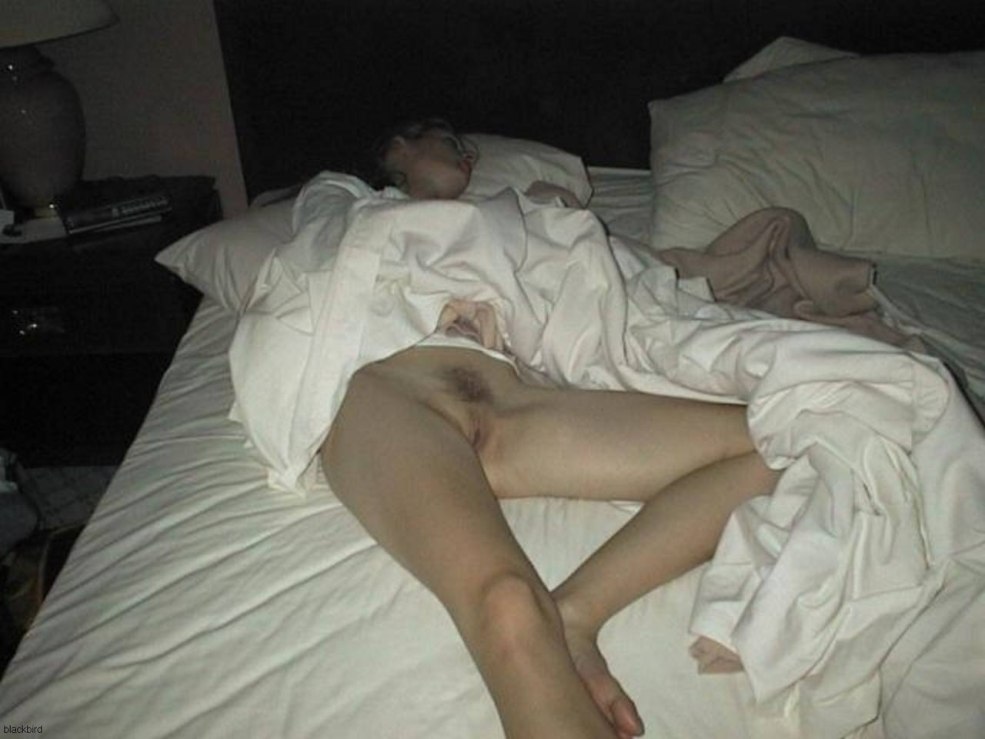 Les filles au lit nues