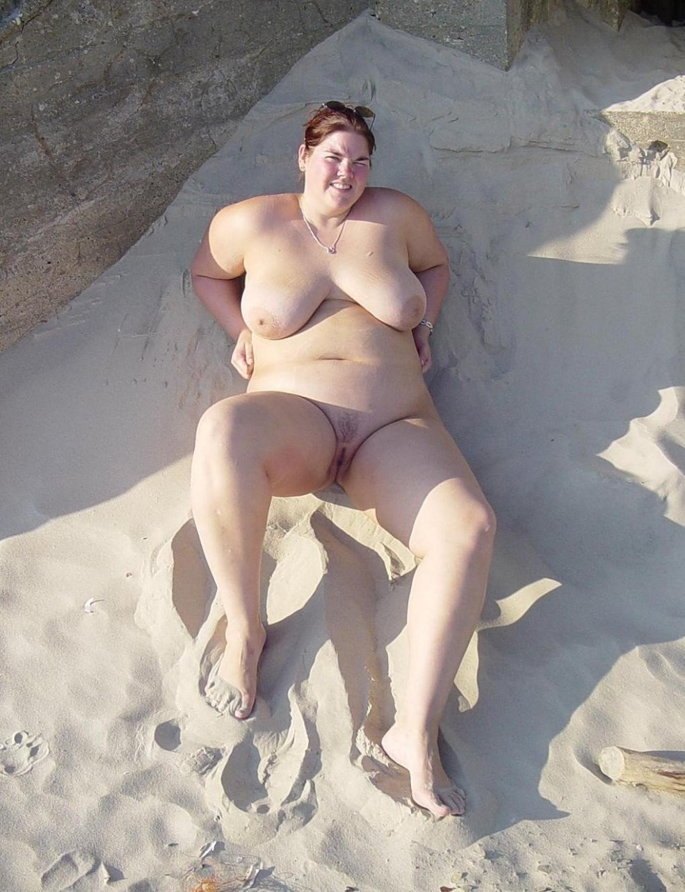 Grosses femmes nues sur la plage