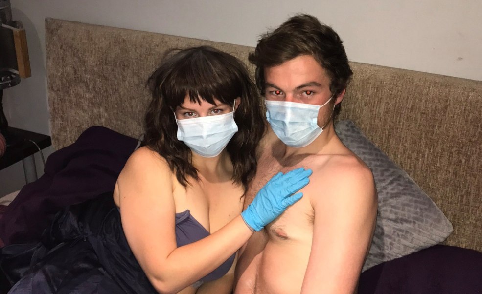 Filles nues dans des masques médicaux