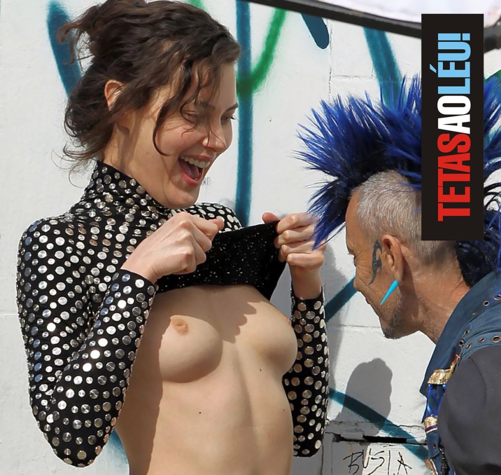 Les seins nus sont espionnés