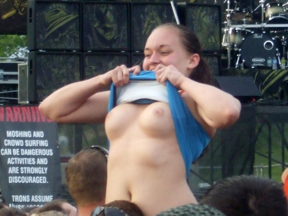 Elle a montré un sein amateur