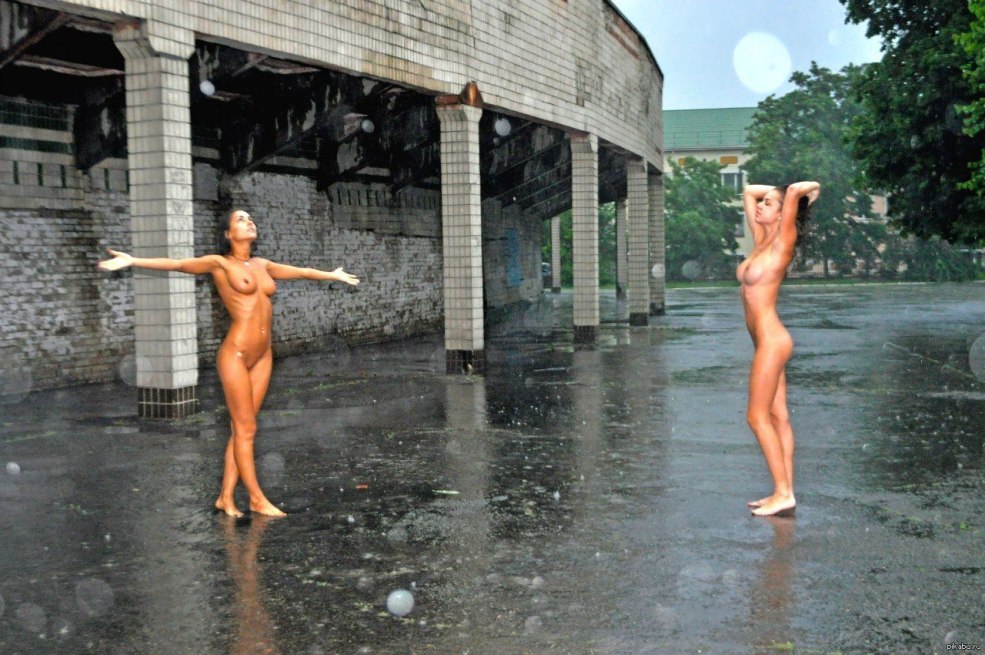 Fille nue sous la pluie