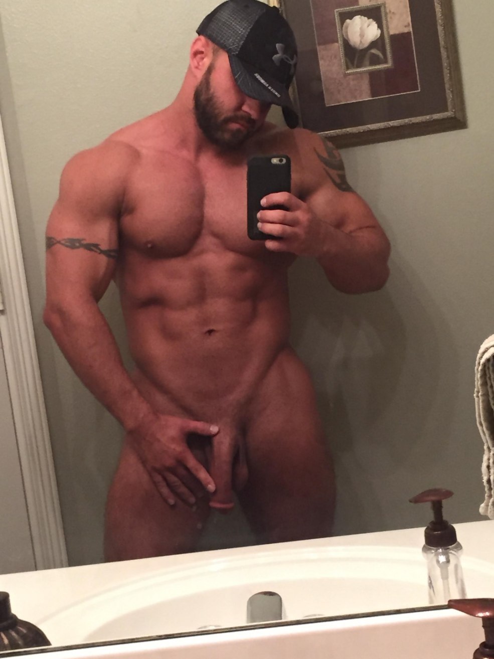 Gars nu devant le miroir