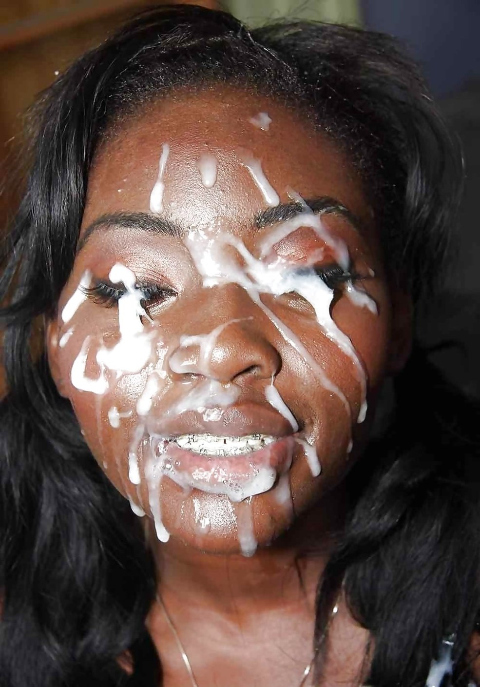 Beaucoup de sperme sur le visage d'une femme noire