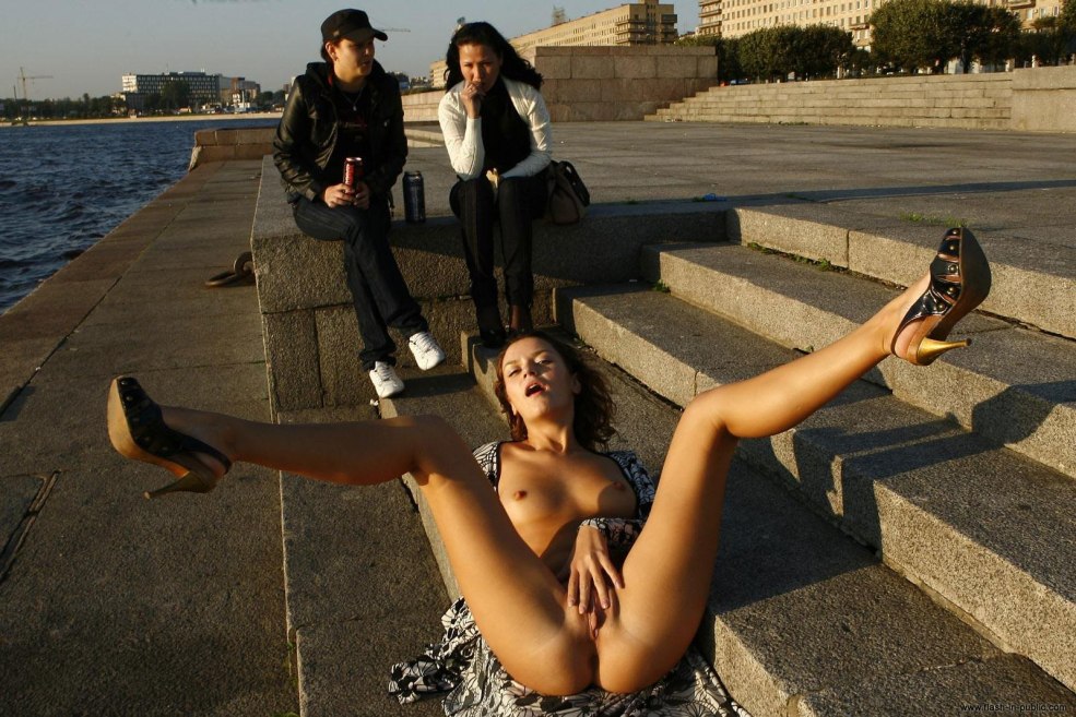 Filles sans culotte dans la ville