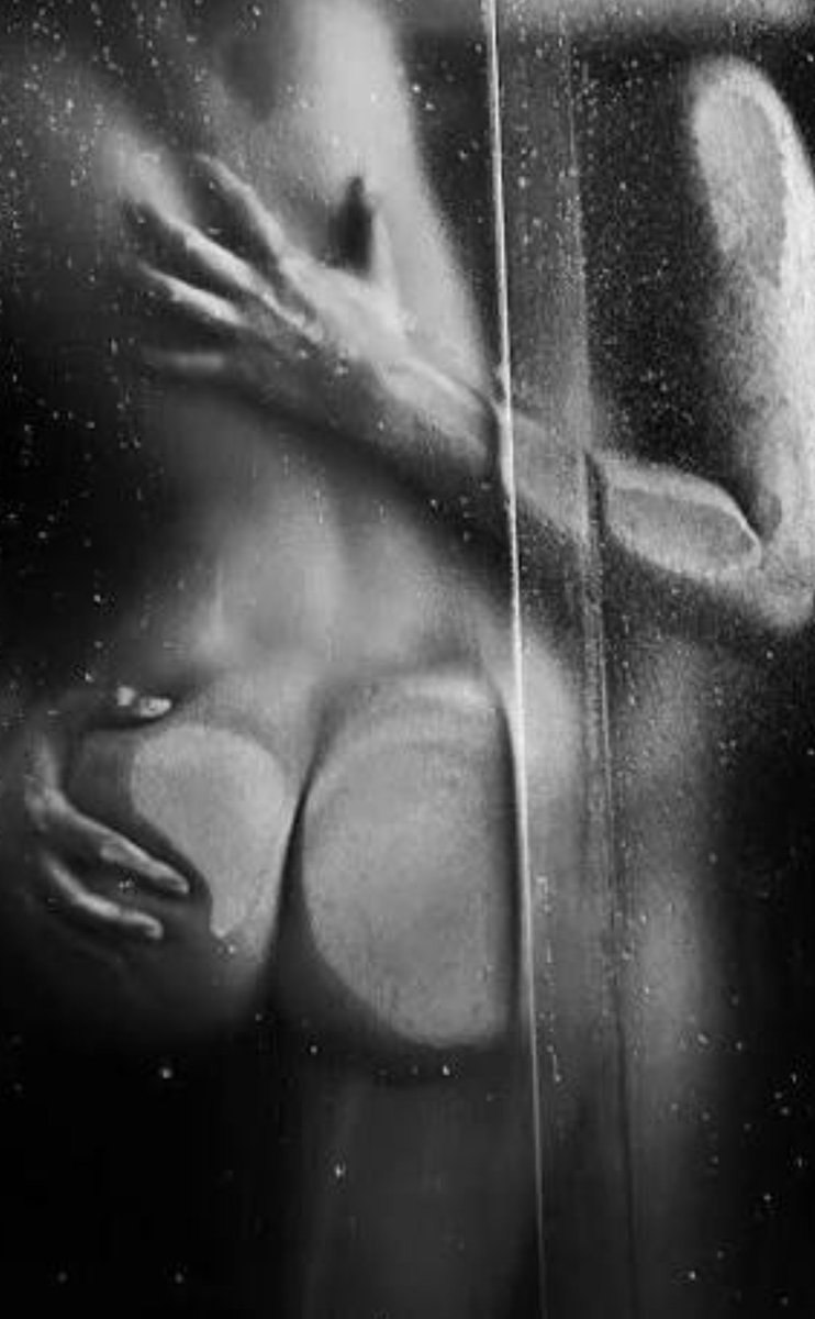 Belles paires nues dans la douche