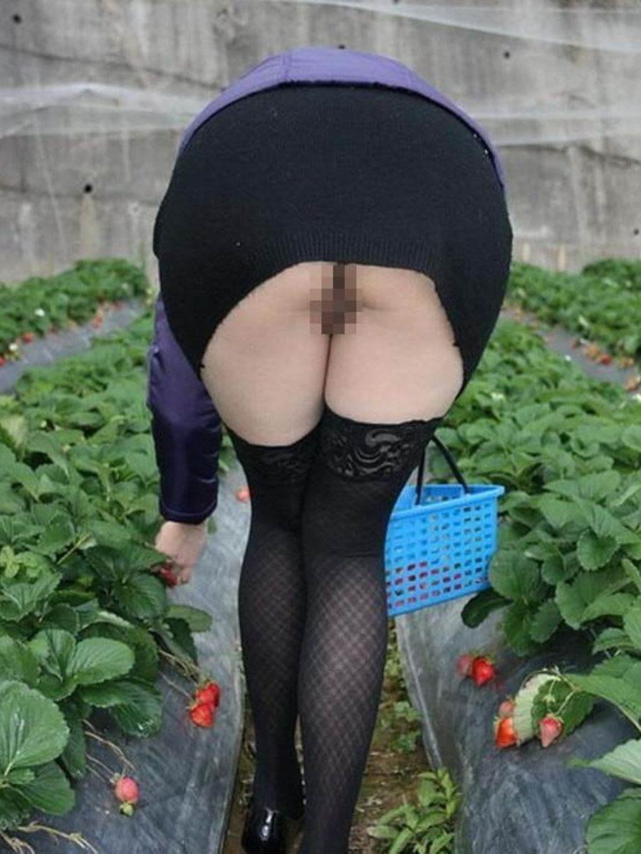 La fille se pencha dans une jupe sans culotte