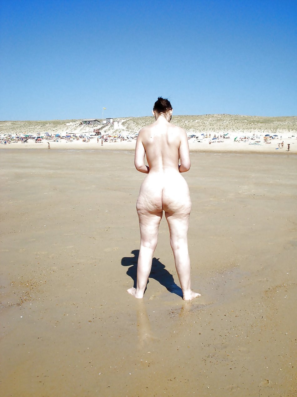 Gros culs nus sur la plage