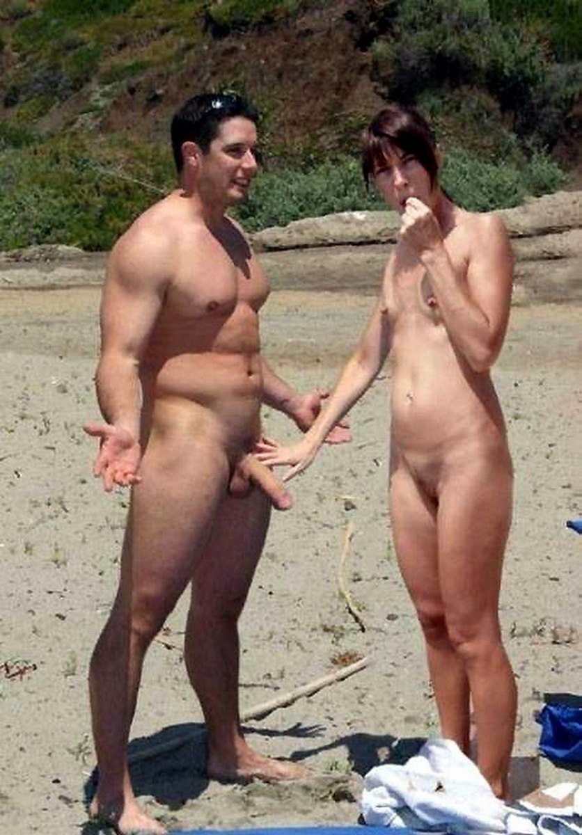 Hommes et femmes nus sur la plage