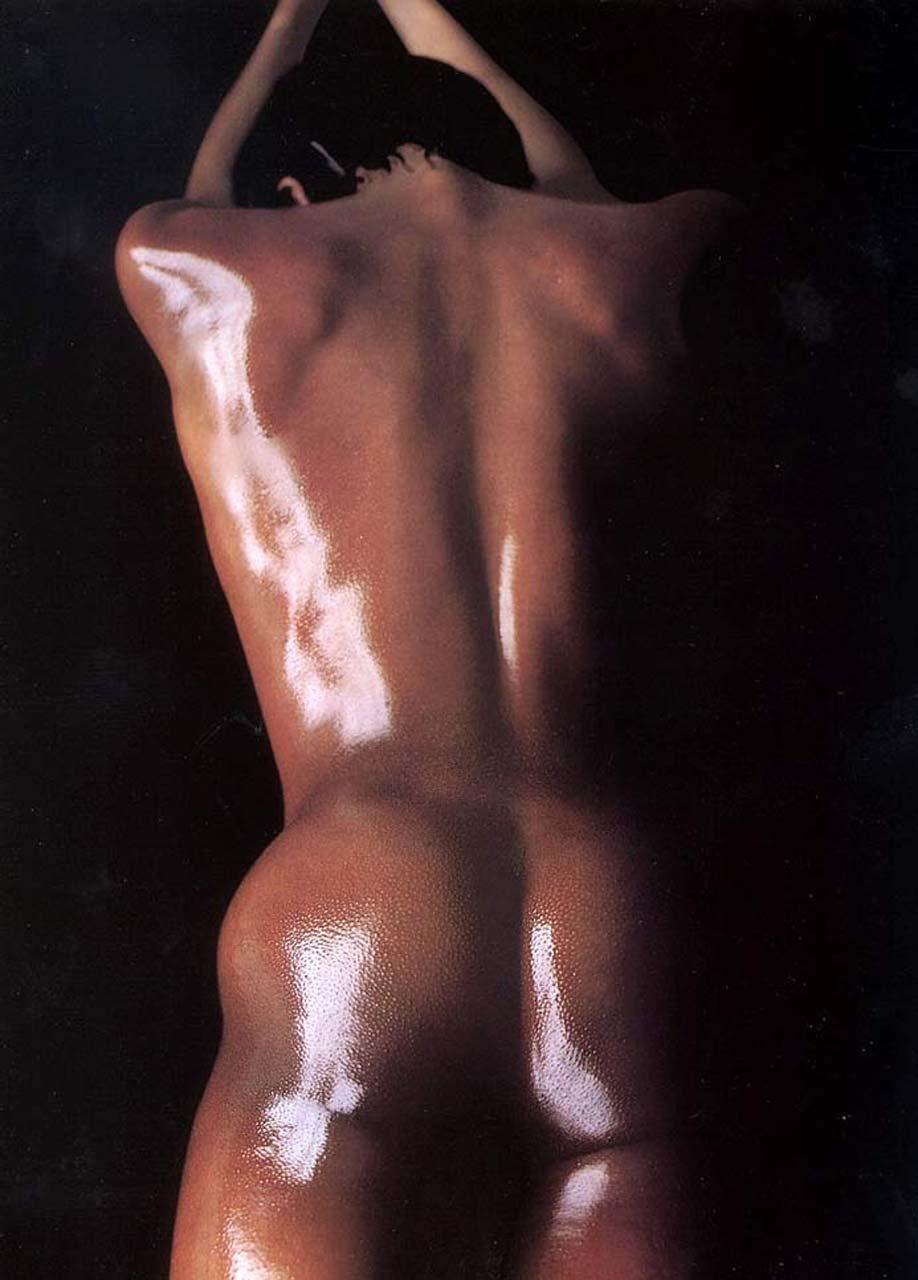 Naomi Bennet nue dans la nature
