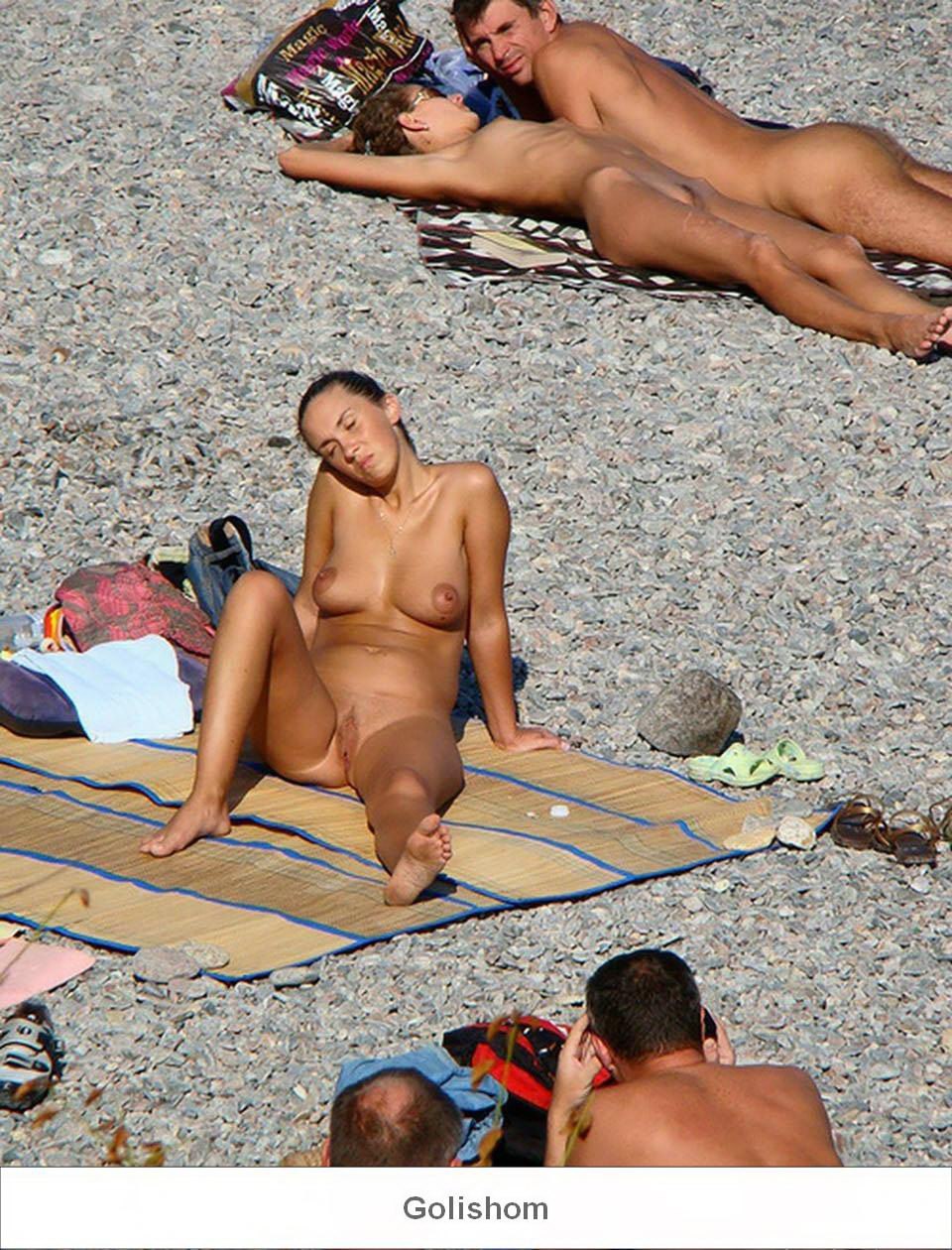 Femmes nues sur la plage en public