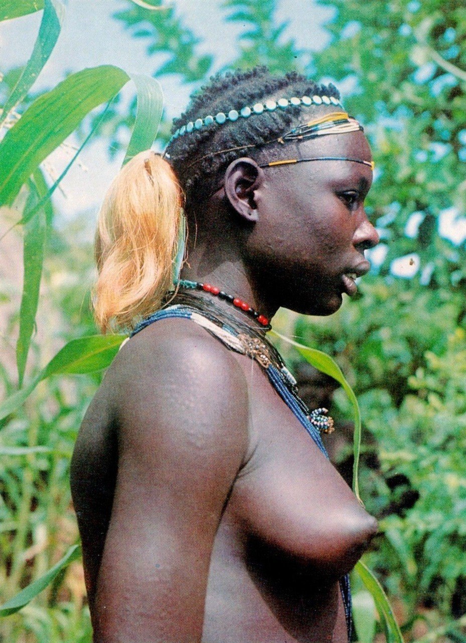 Poitrine nue d'une femme noire