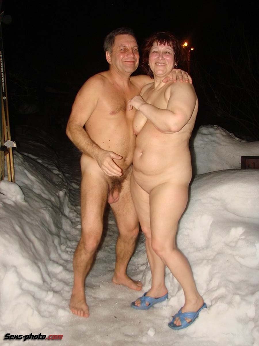 Paires matures nues dans le bain