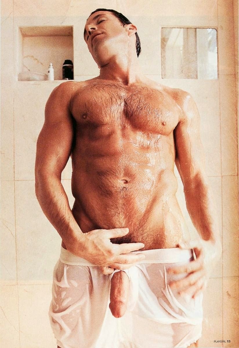 Gars poilues nus sous la douche