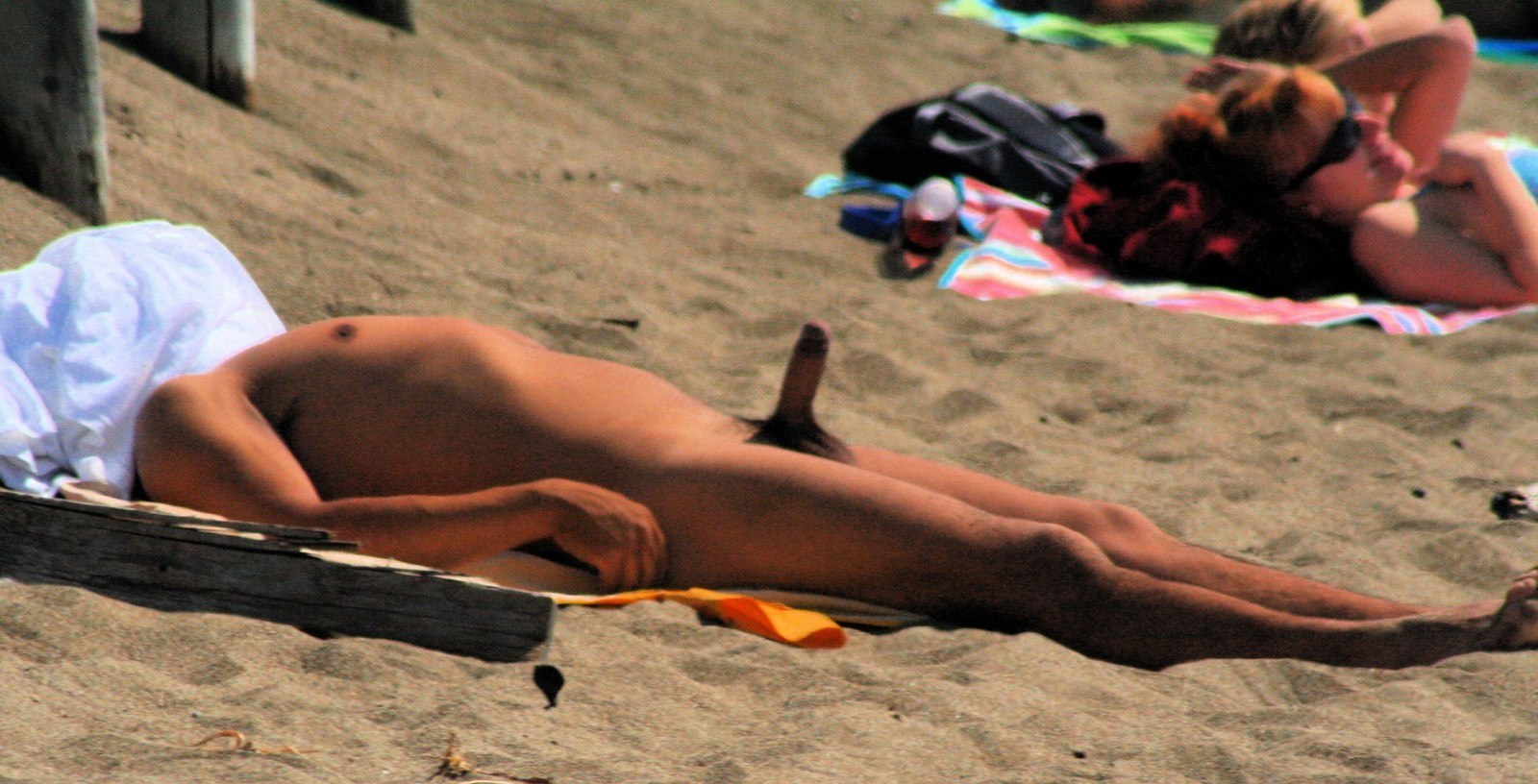 Hommes sans culotte sur la plage 