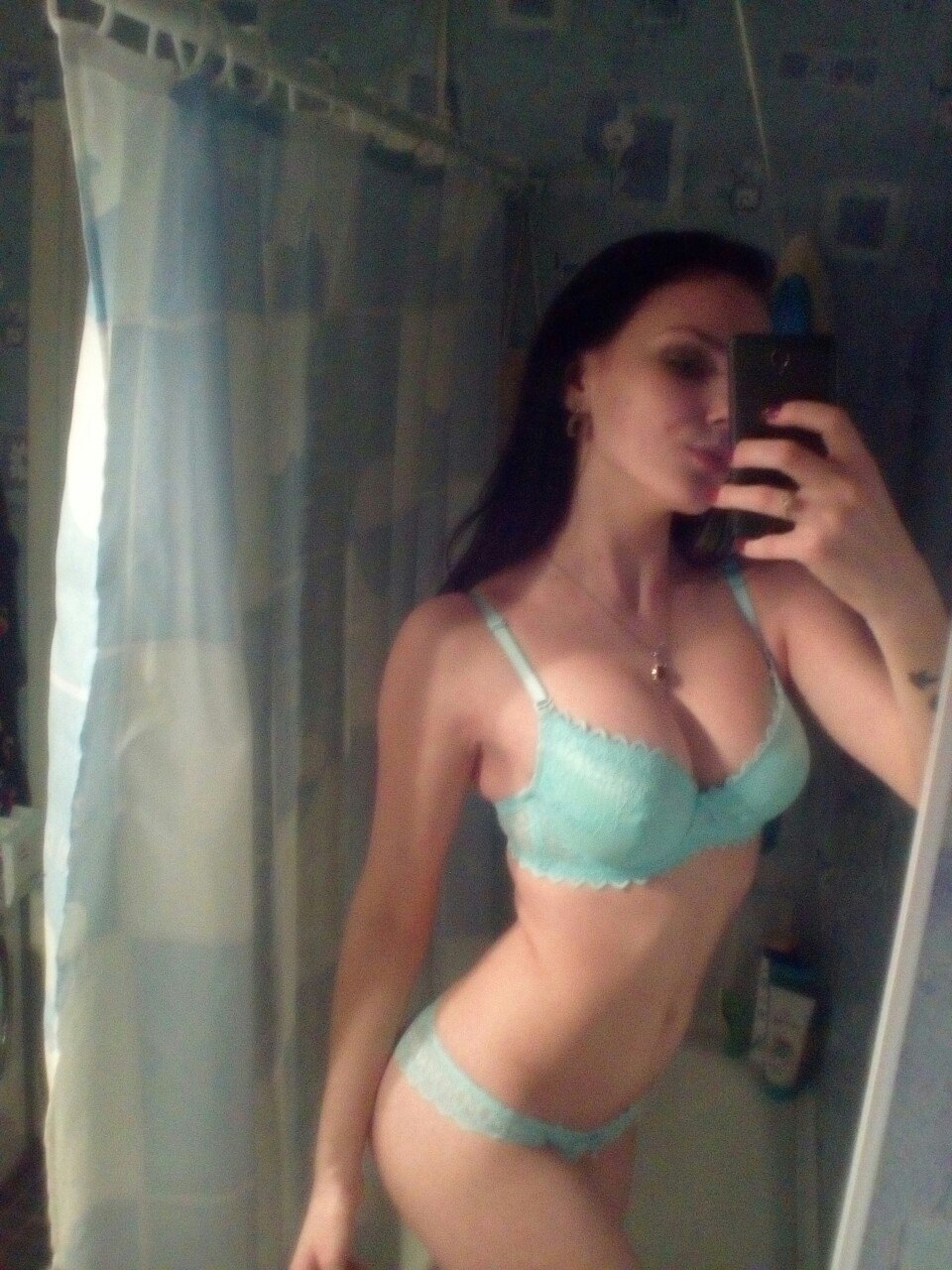 Fille dans un soutien-gorge sans visage