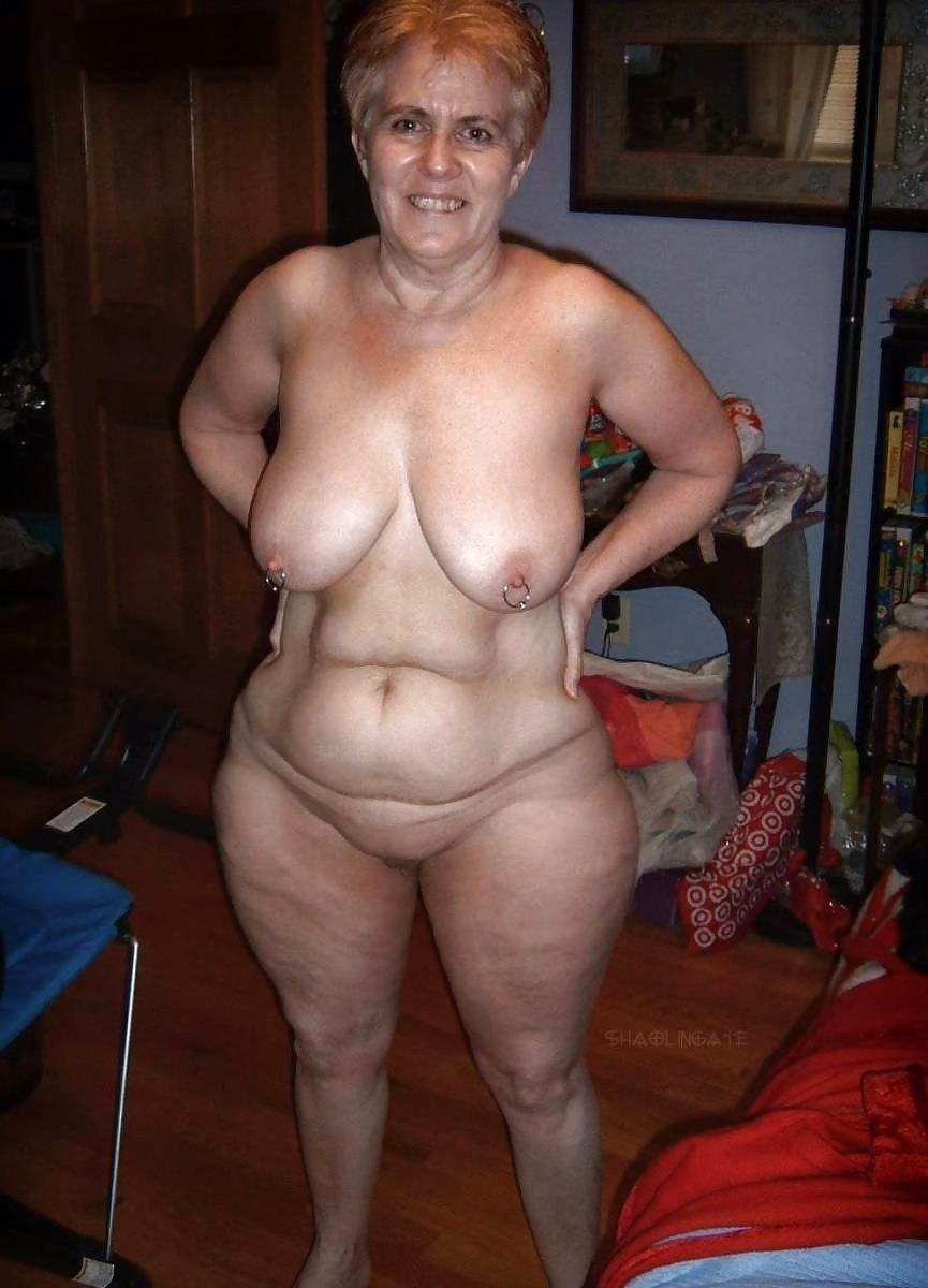 Grand-mère nue dans l'appartement