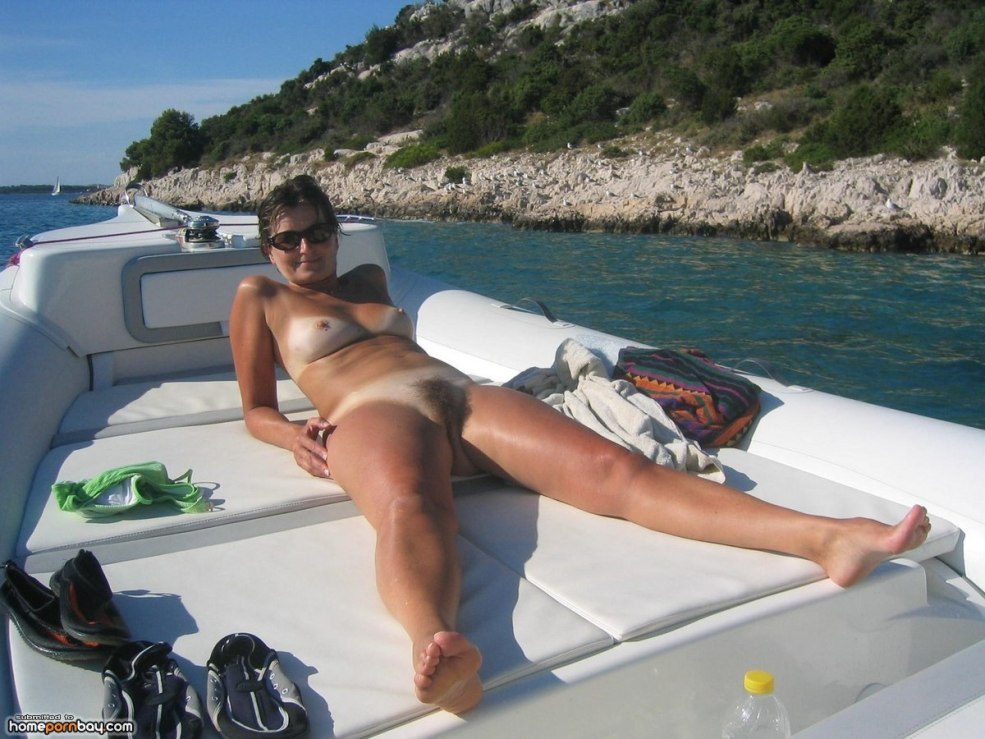 Femmes nues avec des hommes sur un yacht