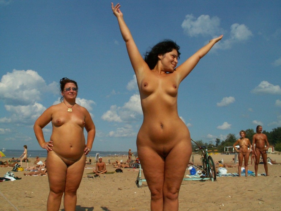 Nudistes adultes sur la plage