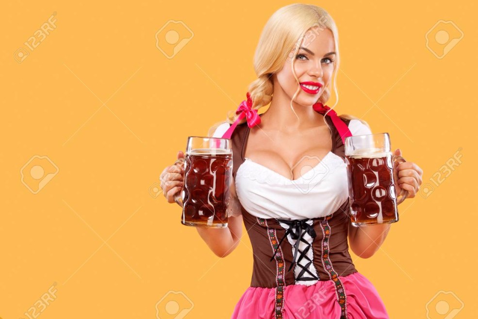 Femme avec de la bière dans ses mains