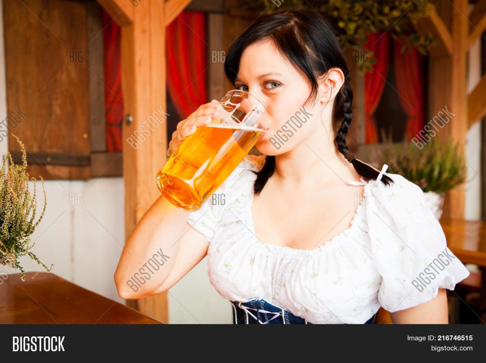 Fille avec une humeur de bière