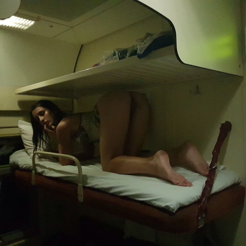 Filles nues dans le train