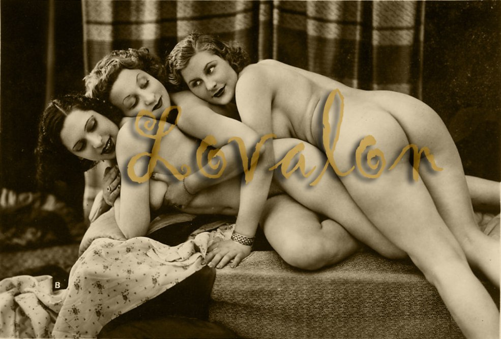 Les femmes nues rétro sont grandes