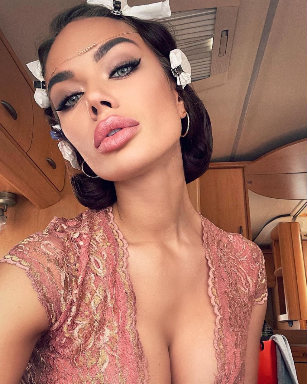 Yana koshkina dans un bain