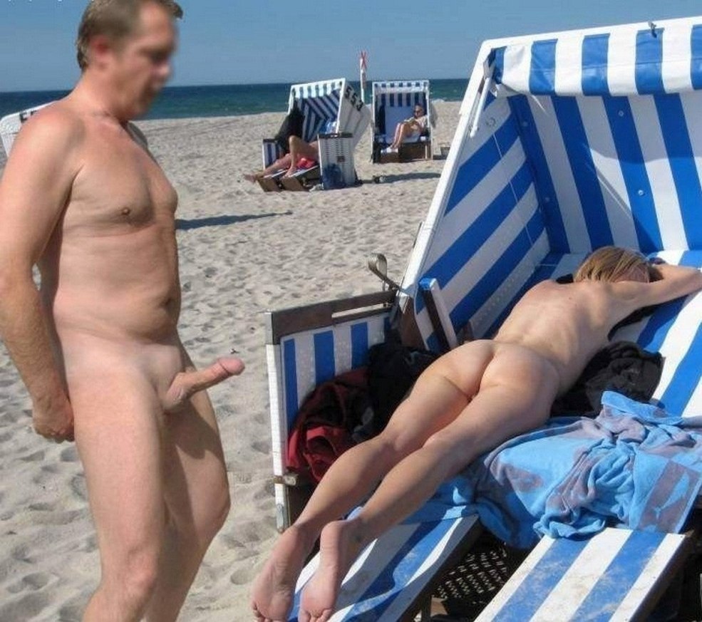 Hommes et femmes nus sur la plage