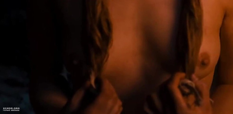 Nina Dobrev dans les films porno