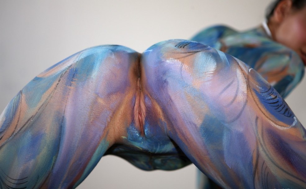 Des poussins nus dans de la peinture