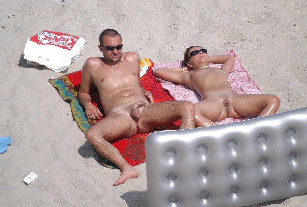 Hommes et femmes nus sur la plage