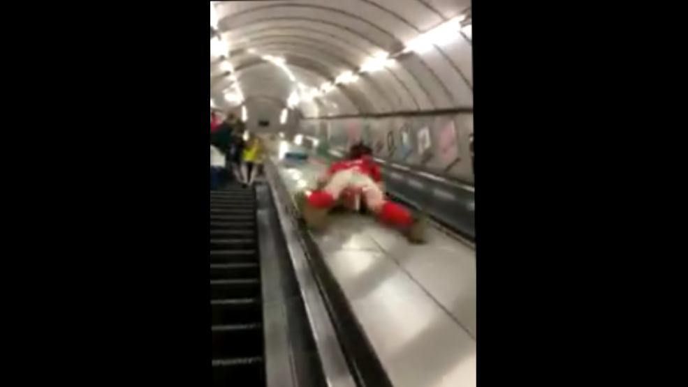 A montré le cul sur l'escalator