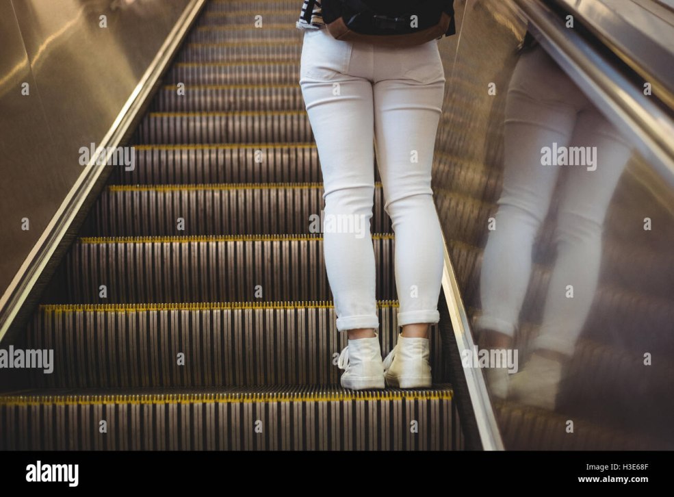 Filles sans culotte dans le magasin