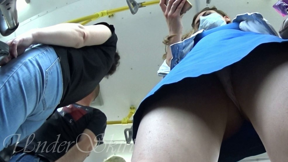 Filles sans culotte dans le métro