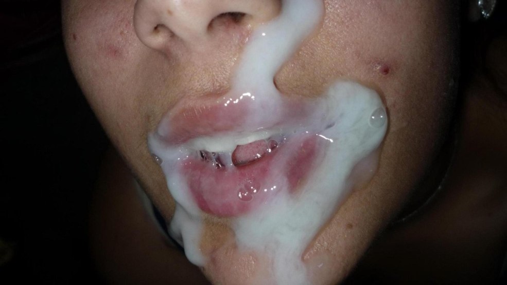 Sperme dans la bouche d'un amateur