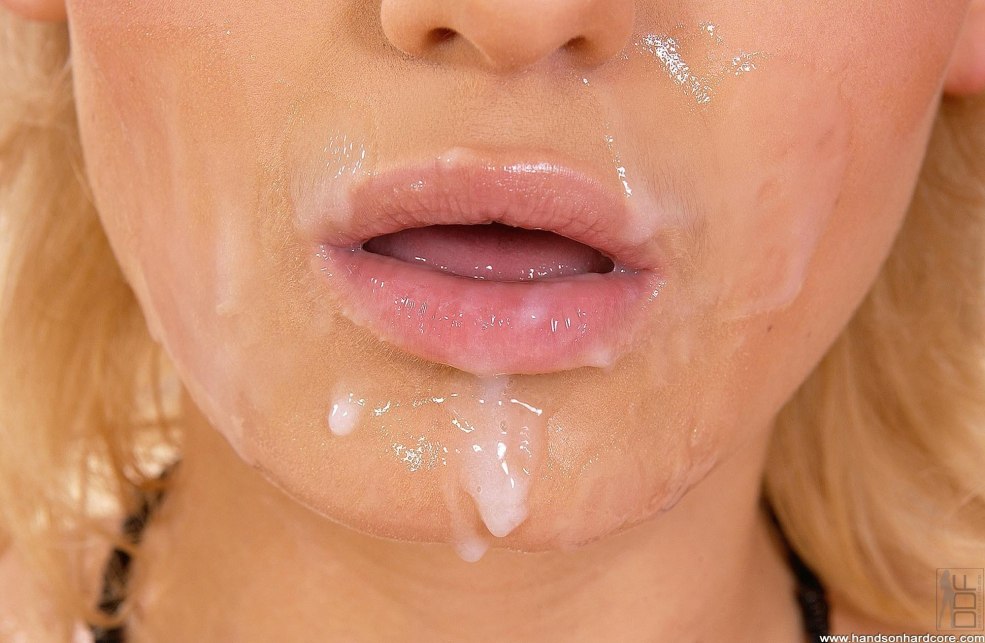Sperme sur la langue aux belles filles