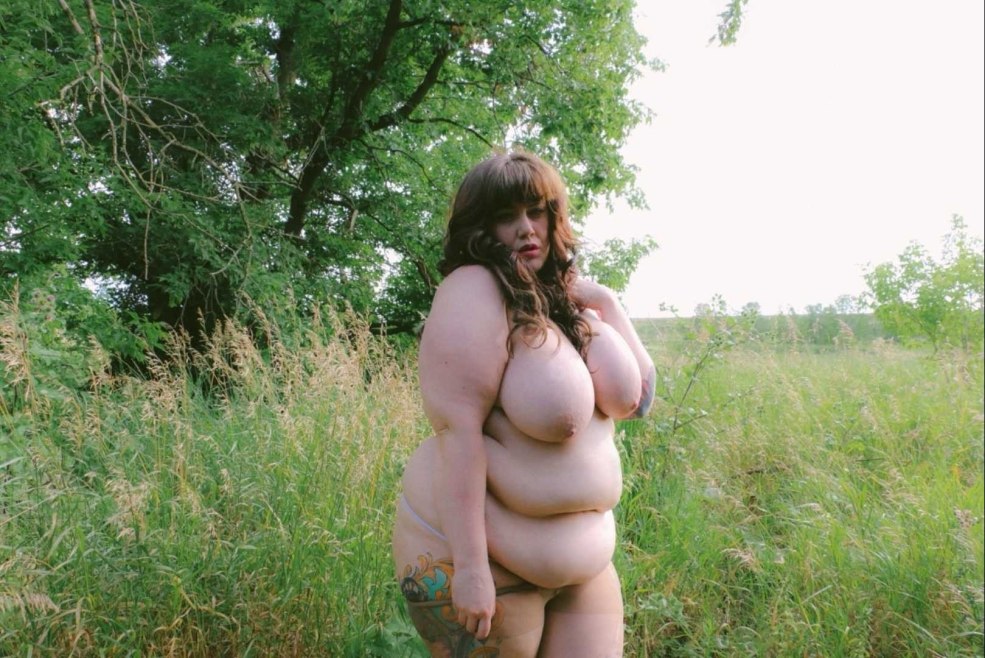 Femmes épaisses nues dans la forêt