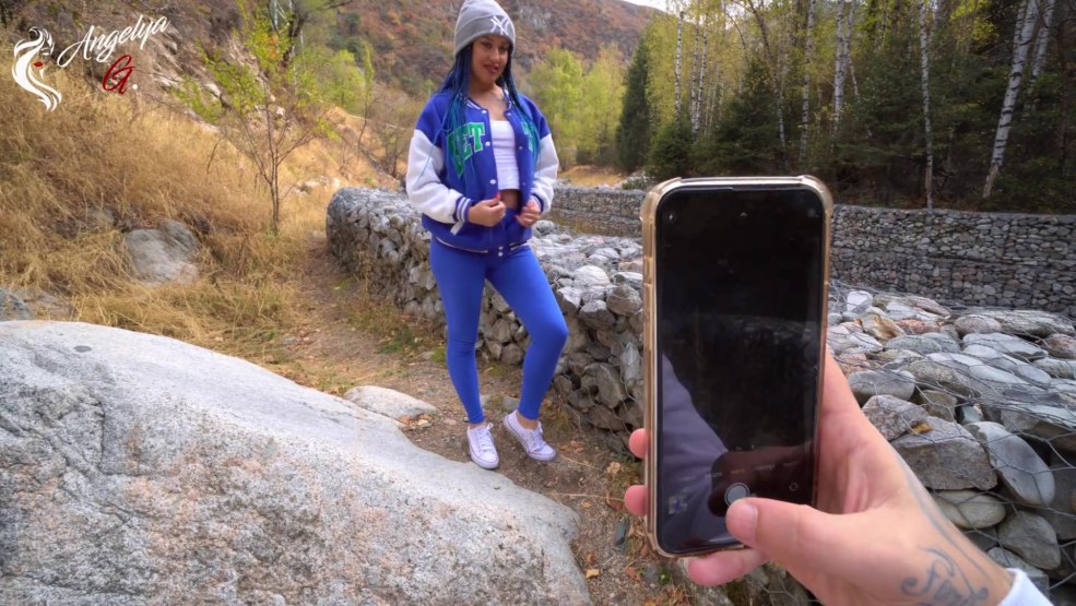 La femme a montré le cul dans la rue