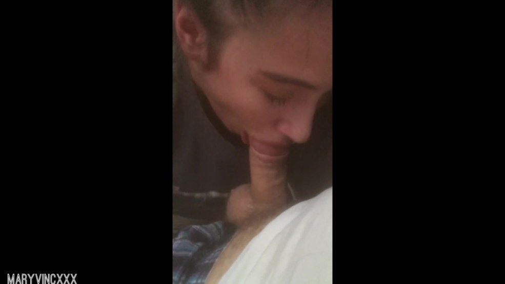 La fille s'est déshabillée sur l'inspection