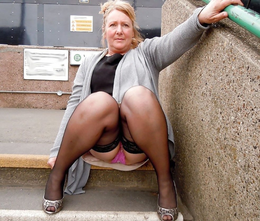 Vieilles femmes sous une jupe sans culotte