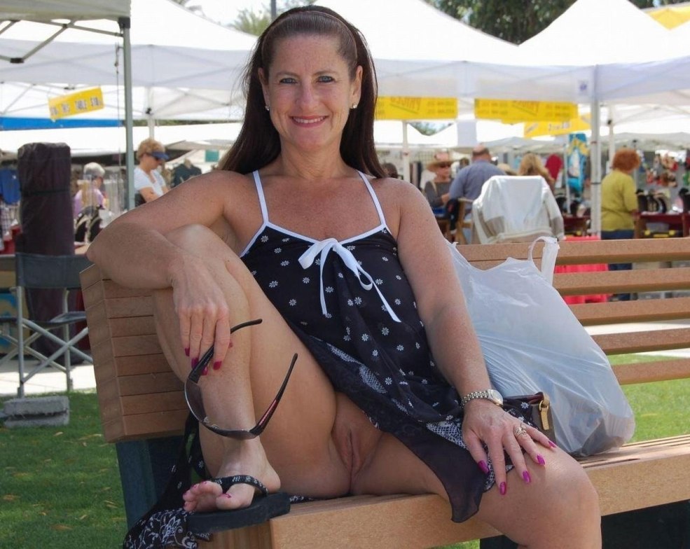 Les vieilles femmes se sont allumées sans culotte