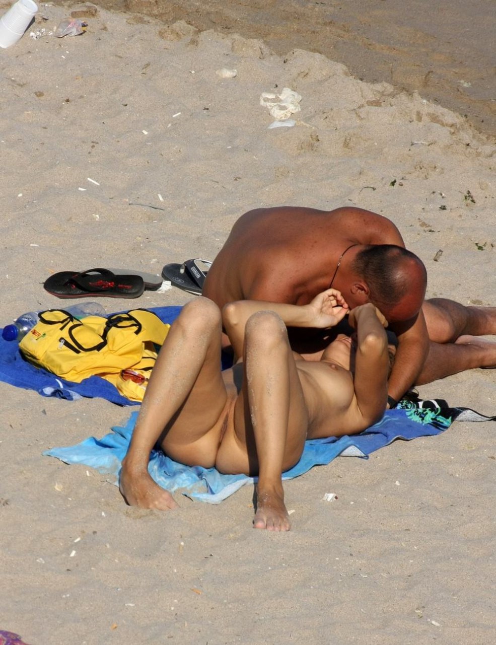 Espionné sur une plage nudique