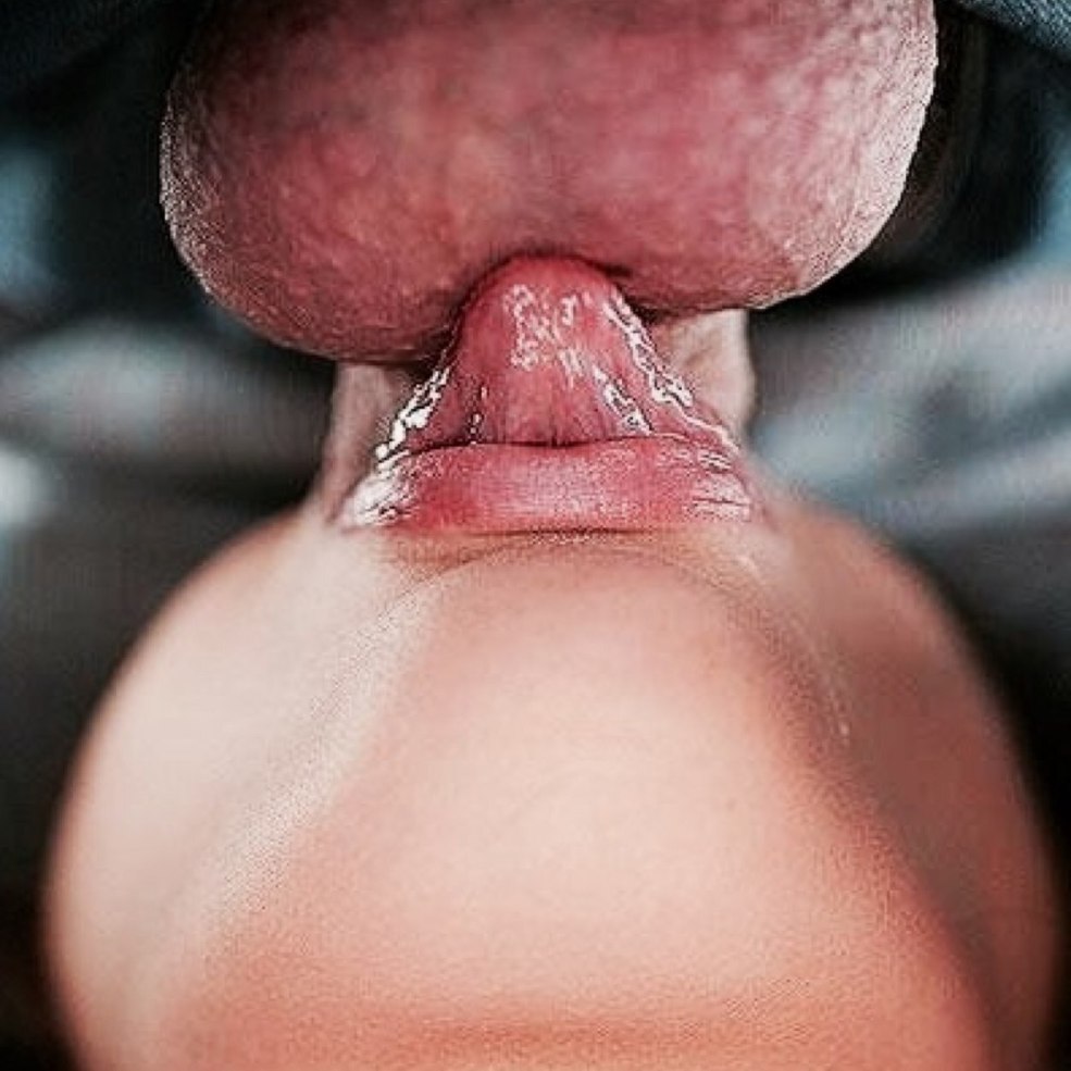 Les filles lèchent les œufs et la bite